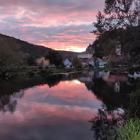 Gemuetliches In Bewohntem Familienhaus Direkt Am Fluss Malerischer Ort Bad Und Kueche Geteilt *
