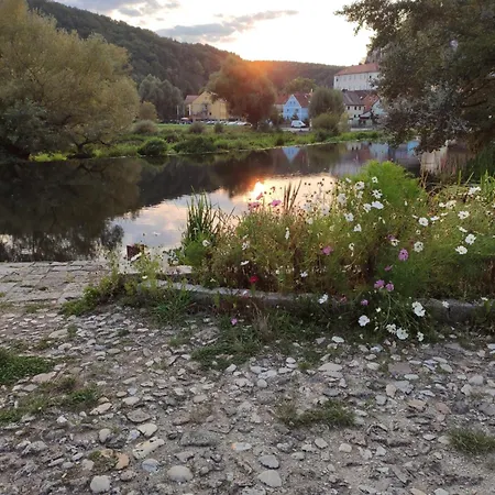 Gemuetliches In Bewohntem Familienhaus Direkt Am Fluss Malerischer Ort Bad Und Kueche Geteilt منزل ريفي Kallmünz