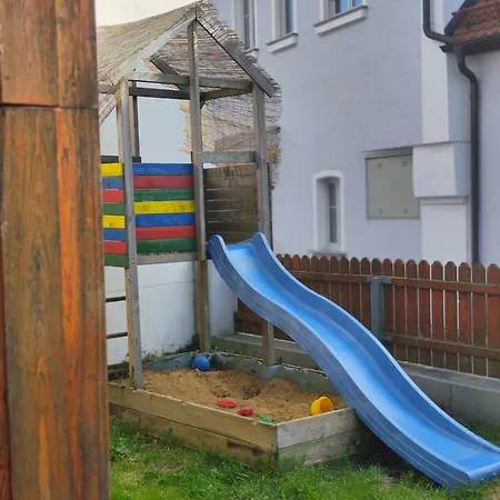 Gemuetliches In Bewohntem Familienhaus Direkt Am Fluss Malerischer Ort Bad Und Kueche Geteilt منزل ريفي